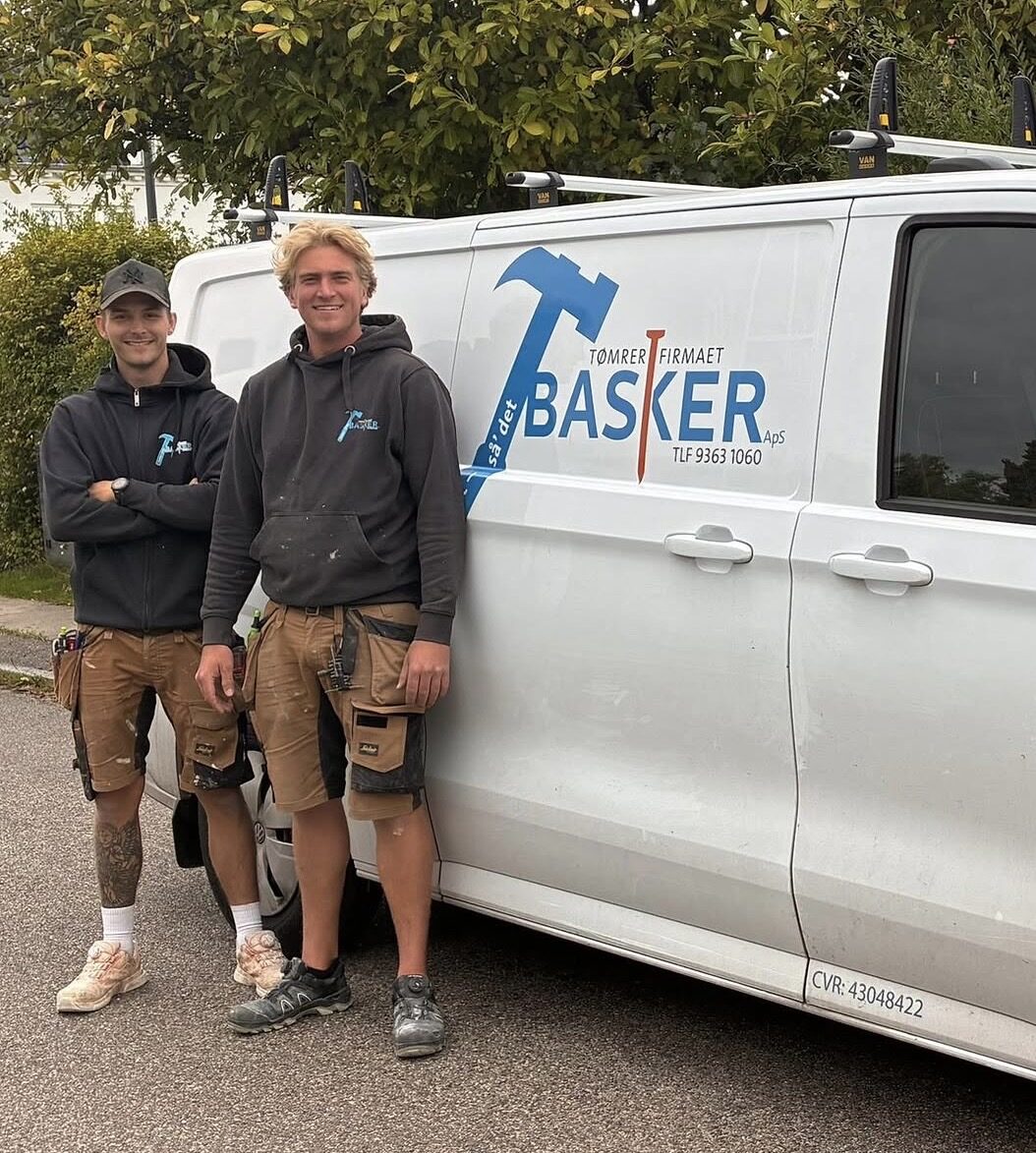 Tømrerne bag Tømrerfirmaet Basker foran firmabilen