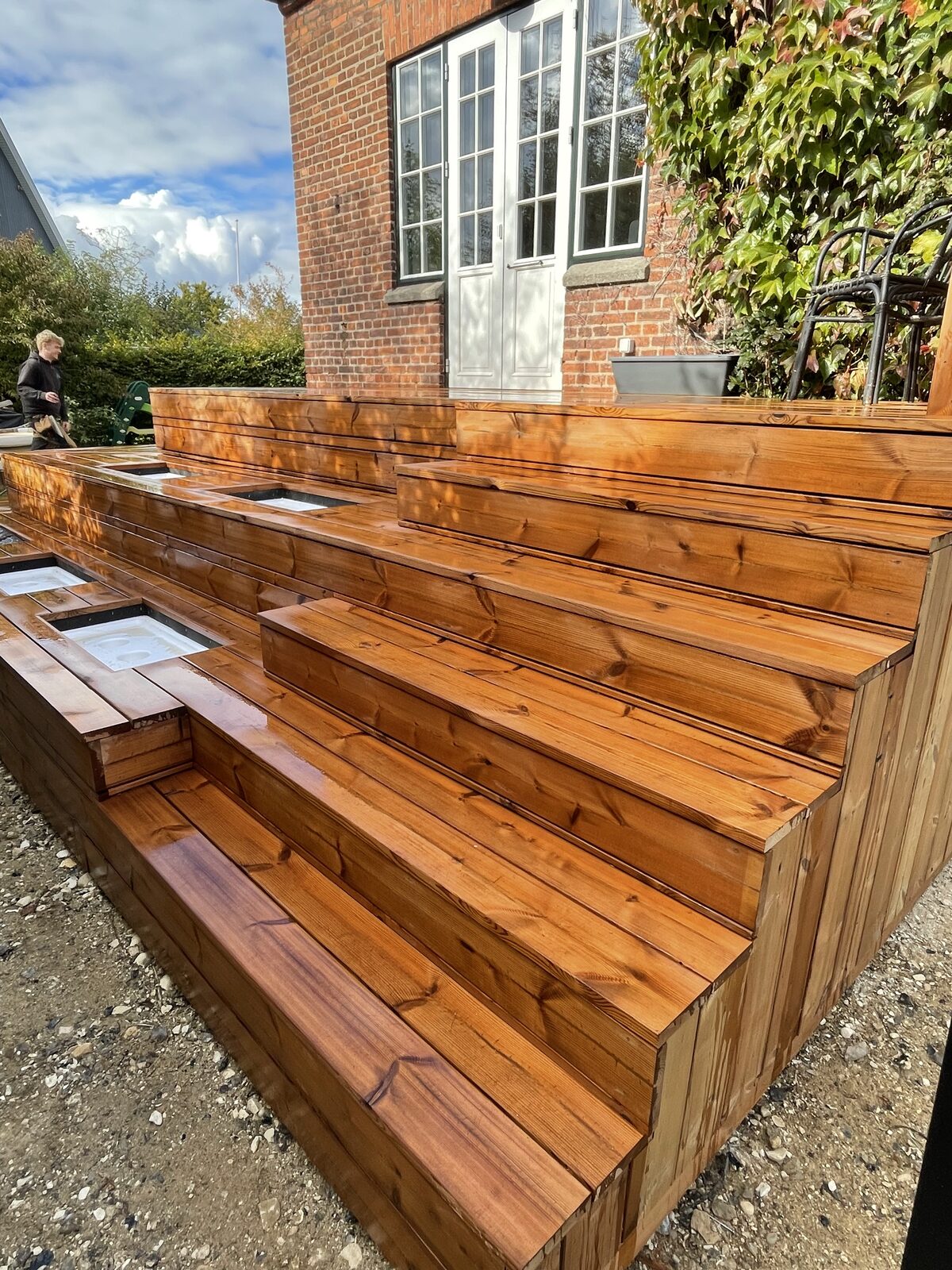 Specialbygget terrasse med trapper af Tømrerfirmaet Basker